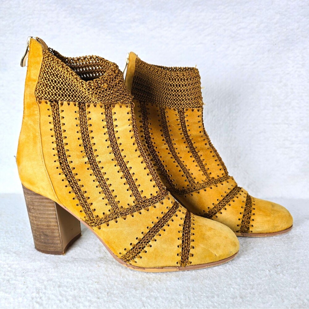 Rare Find Women's Silent D Tan Suede Ankle Bootie Stiched Knit Collar Zip 40/7